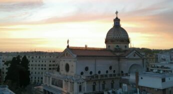 La Chiesa dal tetto stellato nel cuore di Roma che nasconde anche una storia di salvezza